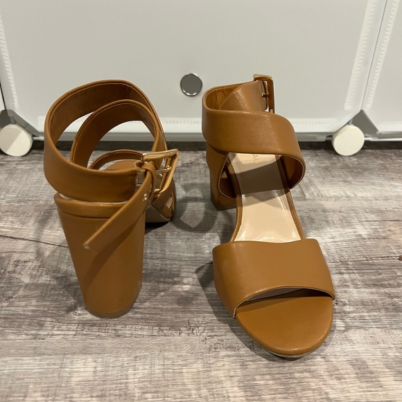 Size 39 Le Chateau Heels - Picture 2 of 3